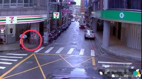 有搶奪等刑案紀錄的劉姓男子（59歲）除夕行搶在三峽文化路擺攤賣彩券的林姓婦人，劉男把價值約15萬元彩券一把搶走，三峽警方獲報後，8小時內就在桃園大溪一家彩券行緝獲前往兌獎劉姓搶匪，被搶的彩券只被他刮了5張面額2000元彩券，其餘彩券所幸完好無缺。