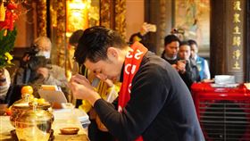 ▲蔣萬安初一龍山寺走春參拜(圖／台北市政府提供)