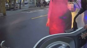 新北市瑞芳分局瑞芳所9日晚間擔服巡邏勤務時，行經明燈路三段路口，突然被一名婦人緊急攔下，表示自己在準備年菜的時候不慎被菜刀割傷，且傷口不小、血流不止。警方見狀也立即將婦人載往礦工醫院治療，所幸婦人縫合後並無大礙。