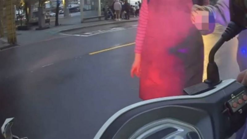 除夕夜驚魂　婦人備年菜割傷攔巡邏警求助