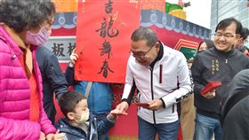 大年初一侯友宜至板橋慈惠宮參拜並發放福袋。（圖／新北市府提供）