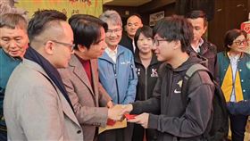 副總統賴清德大年初一行程滿檔，一早就赴多間宮廟參香祈福，並發放限量一元福袋。基隆慶安宮搶得頭香領福袋的是東華大學學生唐于田，他特地準備一封感謝信給賴清德，賴清德一眼就認出眼前這位大男孩，不斷關心他的近況，原來早在一年多前，2人就有一段故事。