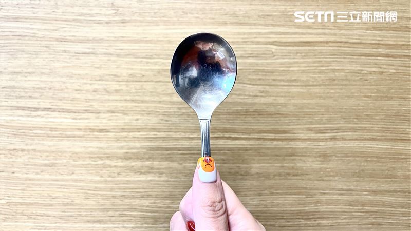 刮刮樂用「湯匙」刮！他出去玩順手中百萬