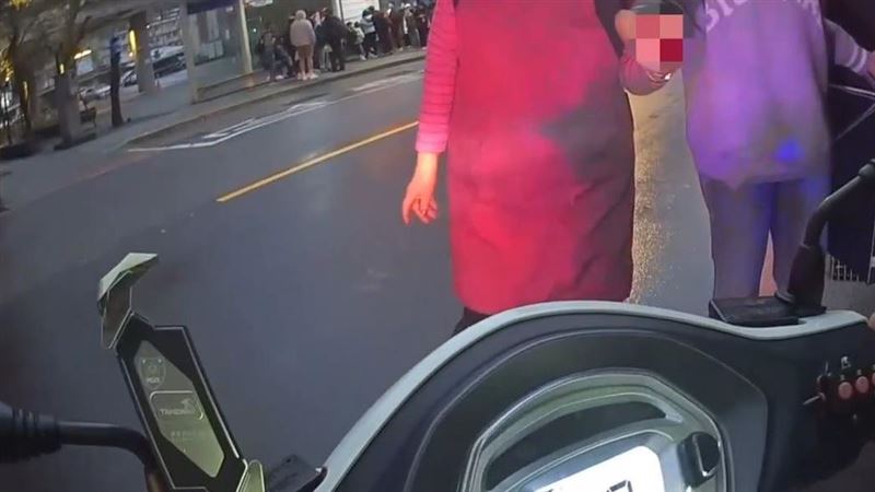 婦備年菜割傷血流不止　暖警駕巡邏車送醫