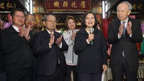 蔡總統台北市覺修宮參香農曆大年初一，總統蔡英文（前右2）10日前往台北市覺修宮參香、發放福袋，祝福大家新年快樂。中央社記者謝佳璋攝  113年2月10日