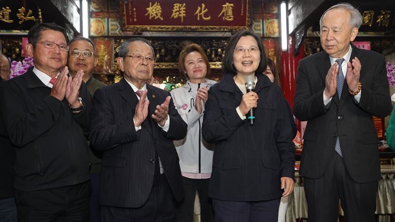 初一參拜　總統：團結一致關關難過關關過