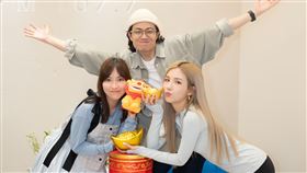 龍年初一特別節目由電台的「CHILL DJ」李拾壹（中）跟陳佩賢Jesslyn（右）以及Jocelyn 9.4.0一同主持。（圖／Hit Fm提供）