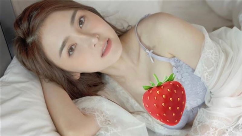 台8陳子玄新年送福利　只穿內衣躺床辣爆