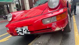 北市陳男駕駛保時捷911超跑，從松隆路左轉永吉路時失控騎上分隔島。（圖／翻攝畫面）