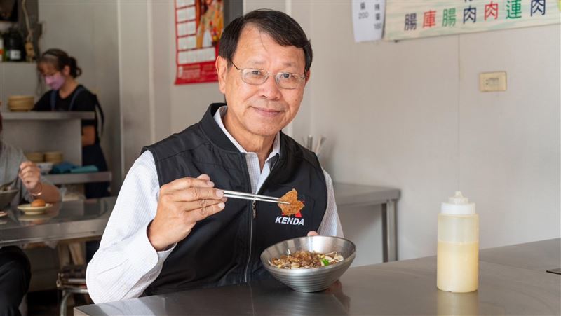 故鄉小吃最可口！建大董座揭肉圓標準吃法
