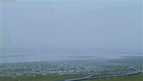 台中空污能見度差，高美濕地看不到風力發電機。（圖／翻攝畫面）
