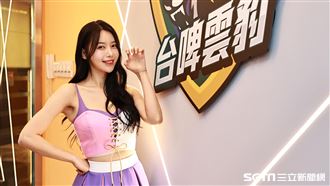 獨／電豹女制服太性感　李雅英嬌喊要減肥