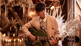 搭耶誕熱潮  周杰倫推新歌「聖誕星」歌手周杰倫新歌「聖誕星」21日晚間在影音平台上架，不到1小時就有超過8000人按讚。周杰倫說，過去沒寫過關於耶誕節的歌，「以後大家聽聖誕節的歌曲，除了瑪麗亞凱莉（Mariah Carey）的，還有我這首歌的選擇。」（杰威爾音樂提供）中央社記者王心妤傳真  112年12月21日