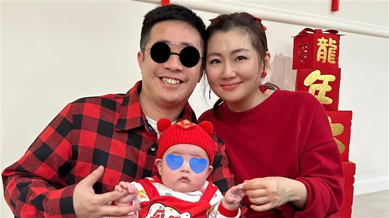 Selina曬全家福拜年　兒子正面照激似爸爸