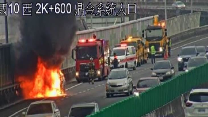 國10鼎金段火燒車　駕駛停路肩逃生無人傷