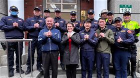 蕭美琴新生派出所慰勉員警（1）副總統當選人蕭美琴（前左2）10日前往新北市永和警察分局新生派出所慰問春節值勤員警，感謝其堅守崗位維護治安，並與派出所所長莊于霈（前中）、市警局長廖訓誠（前左）及員警合影。（永和警分局提供）中央社記者黃旭昇新北市傳真  113年2月10日