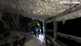 徐男與3名友人攀登玉山，卻摔落400公尺山谷身亡。（圖／翻攝畫面）