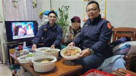 ▲埔心所同仁集資為獨居鄭奶奶購買了一桌年菜。（圖／警方提供）