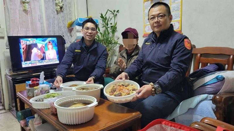 大園警年菜送暖！伴獨居長者溫馨度佳節