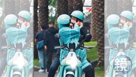 遠看以為在接吻，結果謝龍介（右）是和前座騎士喬安全帽。（圖／鏡週刊提供）