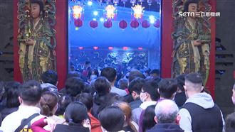 龍年求平安！松山奉天宮除夕子時人潮滿滿