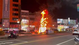 公園聖誕樹竄火狂燒　初一亂放炮3人慘了