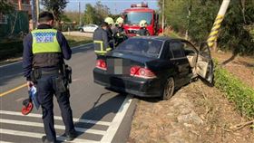 金門縣金寧鄉10日發生一起車禍事故，蔡姓男子（40歲）獨自駕駛小客車行經瓊安路山灶路段時，突然失控自撞電線杆，警消人員將受輕傷的蔡男送醫，蔡母到場關切竟稱「兒子被王爺附身，意識不清才自撞」。