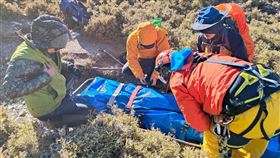 台南一名52歲的陳姓男子春節期間獨自到南橫登山，10日下午其他登山客發現他昏倒在嘉明湖國家步道9.5公里處，台東縣消防局獲報後，通報林業及自然保育署山屋管理員前往現場察看，陳男已明顯死亡，11日上午陳男遺體已由空勤總隊直升機吊掛下山，死因仍待調查釐清。