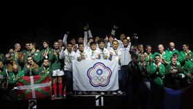 世界室內拔河錦標賽  台灣隊單日狂掃3金台灣拔河代表隊11日在2024瑞典世界室內拔河錦標賽傳回捷報，錦標組首日就一口氣包辦3面金牌，其中男子組600公斤級更抱回隊史首面金牌。（拔河運動協會提供）中央社記者龍柏安傳真  113年2月11日