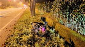 花蓮台11丙線壽豐鄉溪口村路段，今天（11日）凌晨2時許發生一起死亡車禍，一名男子騎車行經該路段時，疑似失控自摔墜落水溝，民眾發現報案求助，救護人員將男子送醫時已無生命跡象，經送醫急救仍傷重不治。