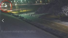 一群人在公廁燃放鞭炮，造成廁所慘遭惡意毀損，警方正循線調查中。（圖／警方提供）