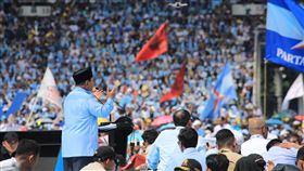 印尼總統候選人普拉伯沃造勢活動民調遙遙領先的印尼總統候選人、國防部長普拉伯沃（左1）10日在雅加達的GBK國家體育場舉行造勢活動，共有近10萬人參加。（普拉伯沃競選團隊提供）中央社記者李宗憲雅加達傳真 113年2月11日