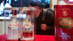 中國白酒好會賣 茅台五糧液年收同破4300億白酒龍頭茅台16日才公布今年銷售量突破人民幣千億（約新台幣4300億），18日再祝賀五糧液同跨千億大關。圖為在2019年第四屆中國糖酒食品精品博覽會展示的五糧液。（中新社提供）中央社　108年12月19日　
