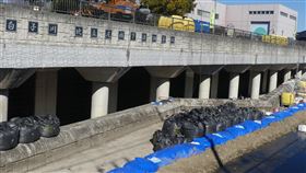 白子川比丘尼橋下流調節池調節池分為4部分，包括河水流入調節池的入口處、主要儲水的調節池隧道、排水處，以及管理處。管理處設有24小時監視攝影機，隨時監控河川水位。一但發現水位上升至一定高度，就可以遠程開啟閘門，讓河水流入調節池。中央社記者戴雅真東京攝  113年2月11日