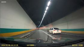 2部賓士車在雪隧超速又任意變換車道。（圖／翻攝自爆料公社）