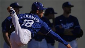 ▲山本由伸春訓第1次牛棚練投，就引起大家的注意。（圖／美聯社／達志影像）