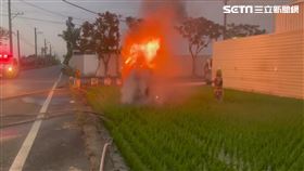 台語歌手楊哲開車行經台南市保大路一段時自撞路旁石柱後翻覆。（圖／翻攝畫面）