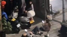 新北市三重區4名年輕女子在龍門路旁大聲嬉鬧。（圖／翻攝自爆料公社二社）