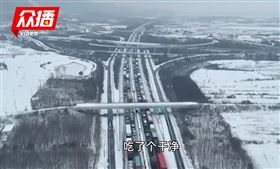 暴雪中受困高速公路　6天5夜吃光車上年菜（圖／翻攝畫面）