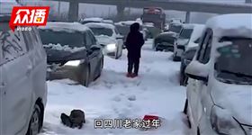 暴雪中受困高速公路　6天5夜吃光車上年菜（圖／翻攝畫面）