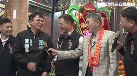 ▲黃國昌陪同柯文哲參拜板橋慈惠宮