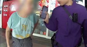 ▲新北市中和員警獲報有違規停車，前往開單時，遇到車主的親戚，1名老婦人情緒超激動連番飆罵不雅字眼。（圖／翻攝畫面）