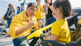 邱顯智卸任立委  重披律師袍為弱勢發聲前時代力量立委邱顯智（前左）卸任立委後，將重新穿上律師袍，繼續為台灣、新竹人及弱勢發聲，未來也不排除再戰政壇。（邱顯智辦公室提供）中央社記者王揚宇傳真  113年2月12日