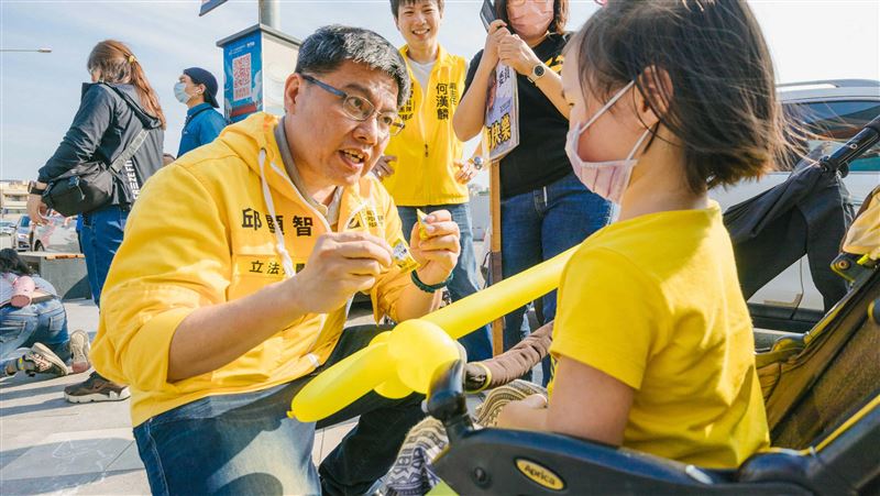 邱顯智卸任立委穿回律師袍　為弱勢發聲