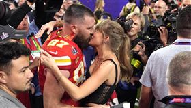 ▲泰勒絲（Taylor Swift）和男友凱爾西（Travis Kelce）擁吻。（圖／美聯社／達志影像）