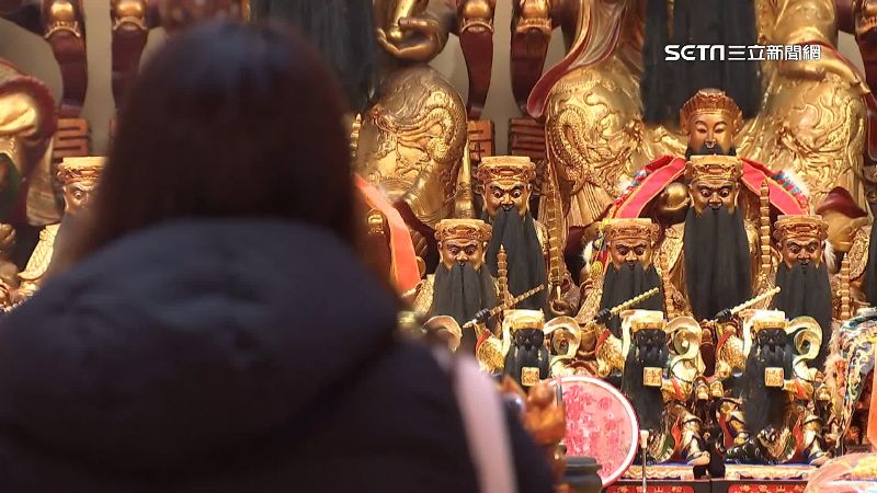 松山霞海城隍廟夯　初三湧求龍年財運人潮