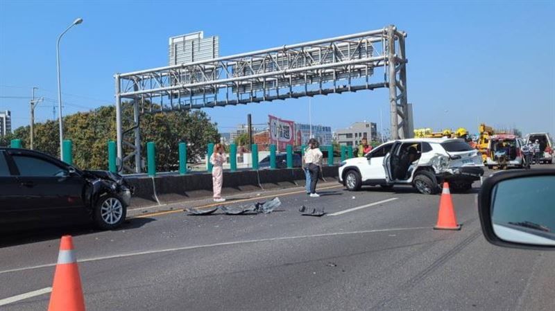 國3鼎金交流道車禍！小客車猛撞前方車輛