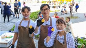 ▲黃色小鴨重返高雄，「2024 Kaohsiung Wonderland 冬日遊樂園」開幕至今持續吸引大批人潮，高雄市長陳其邁（中）也再次走訪展場，親製鴨鴨造型雞蛋糕、日式和菓子等現場分送給民眾享用。（圖/高雄市政府提供）