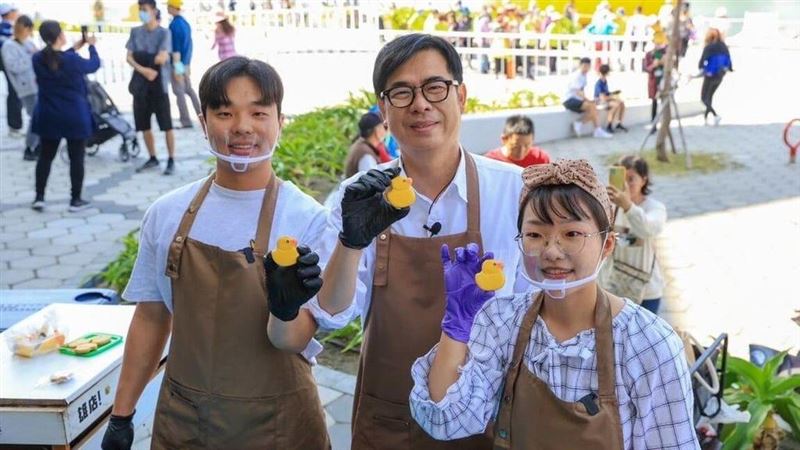 黃色小鴨風潮　陳其邁親製鴨鴨雞蛋糕迎客