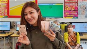 林逸欣過年買大樂透。（圖／鑫羽工作室提供）